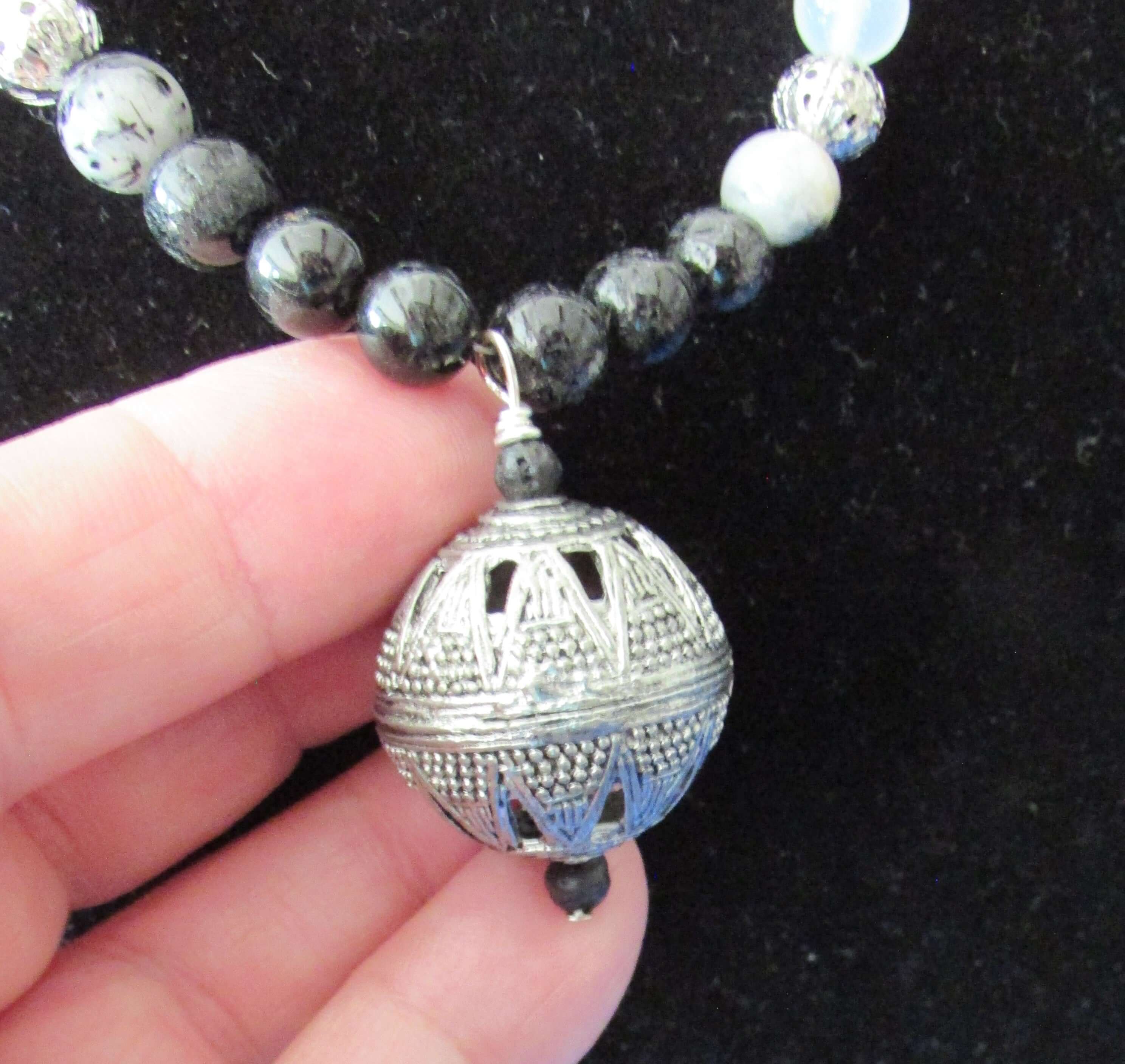 Grounded Courage Crystal Healing Set – Tourmalinated Quartz, White Agate & Black Tourmaline